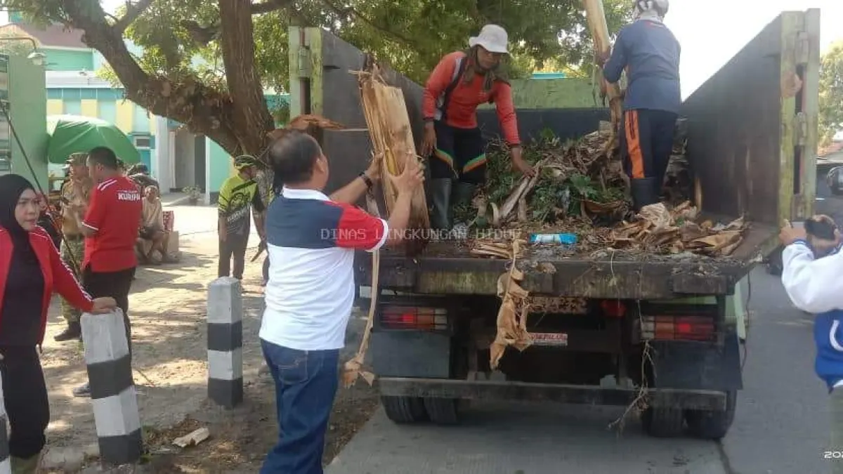 Cegah Saluran Tersumbat Saat Hujan, Grobogan Angkut Sampah di Avur Kuripan