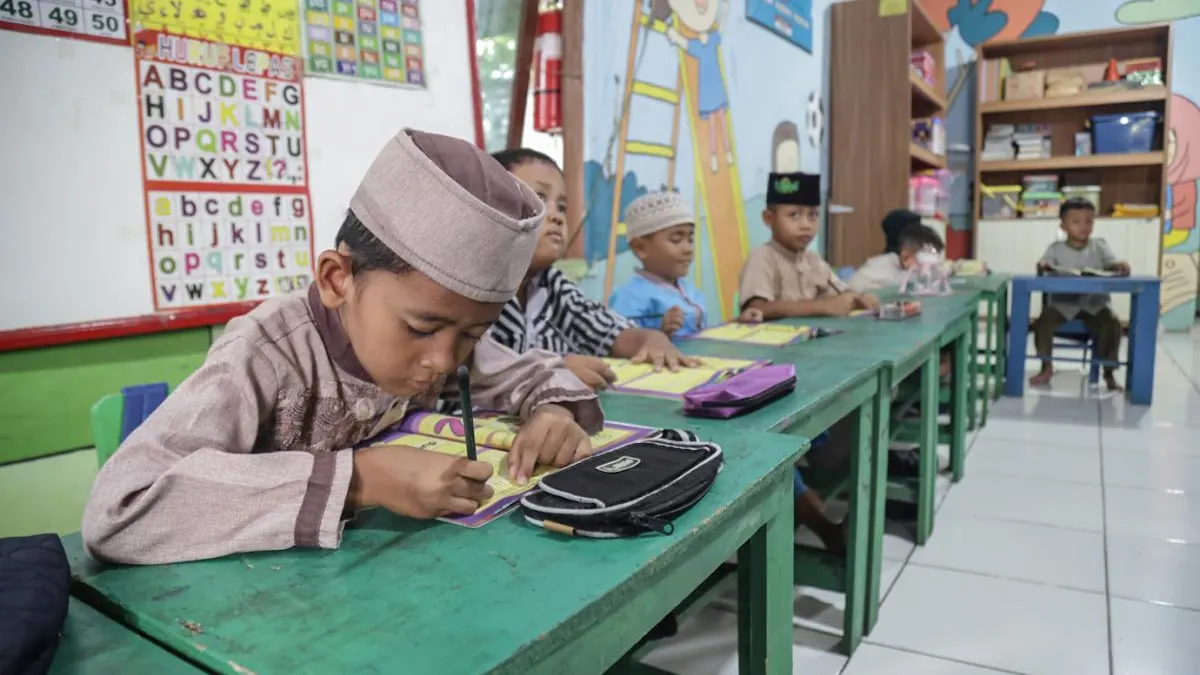 Dari Botol Bekas, Orang Tua di Semper Barat Bantu Biayai Sekolah Anak