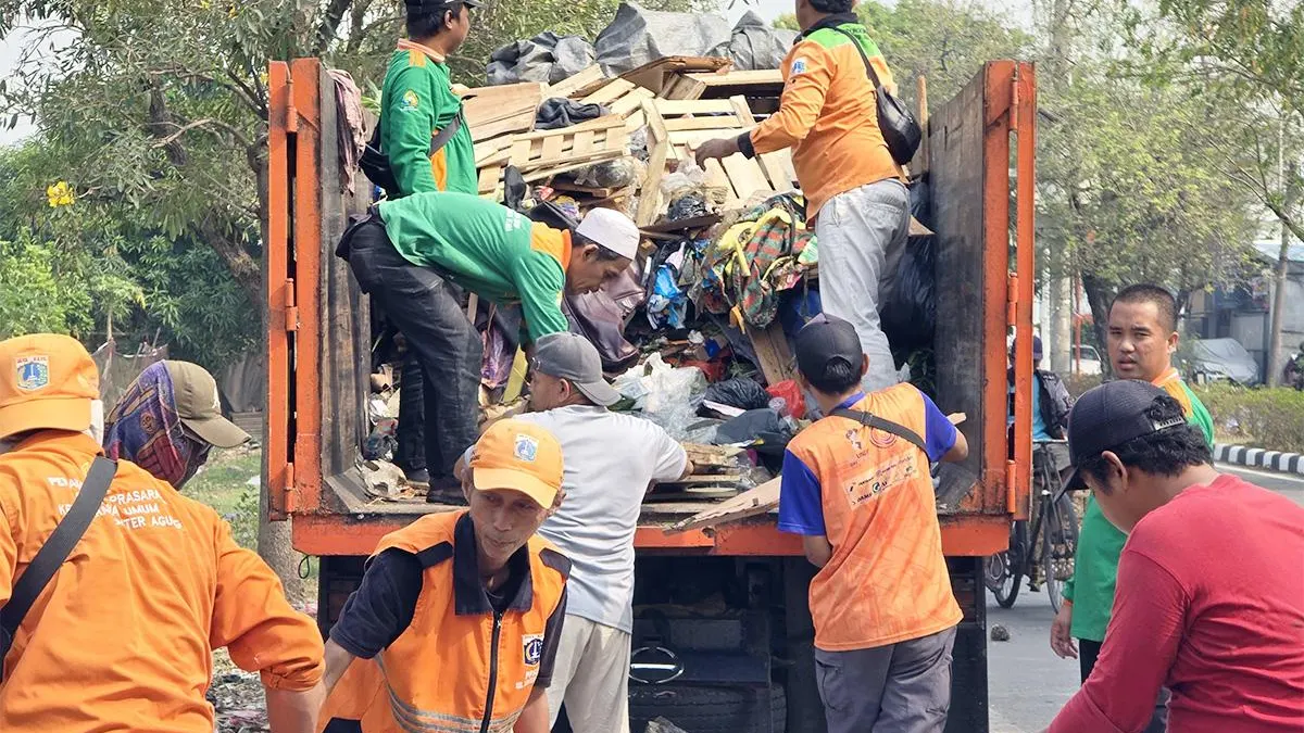 Sampah Liar Terus Berulang di Jembatan Salam, 10 Meter Kubik Diangkut