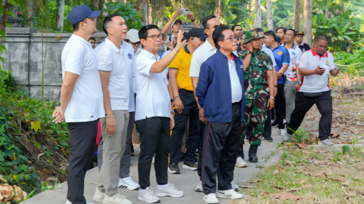 Badung Cleans Irrigation Channels, Encourages Waste Sorting Culture