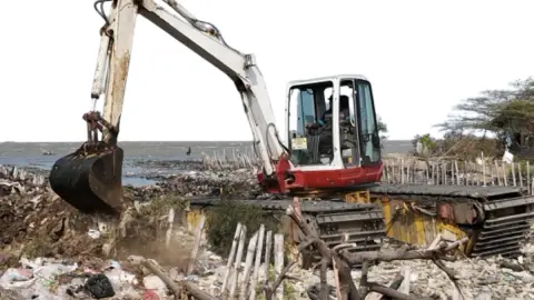 Sungai Cipadu Dikeruk, Pemkot Cirebon Ajak Warga Cegah Sampah Kembali Menumpuk