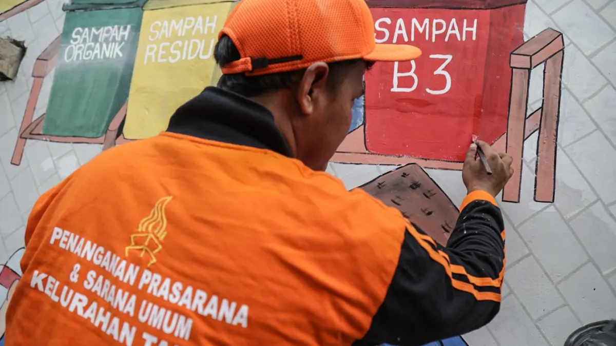 50 Meter Mural at Tank Invites Residents to Sort Waste from Source