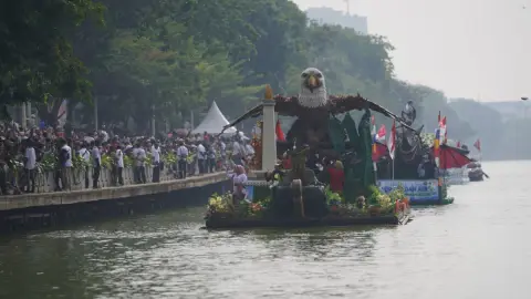 47.000 Botol Plastik Jadi Perahu Hias, Festival Cilung Ajak Warga Pilah Sampah