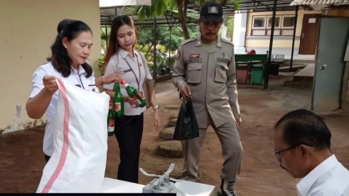 Twice a week, Sawan sub-district office employees sort waste through the Kutus BSU