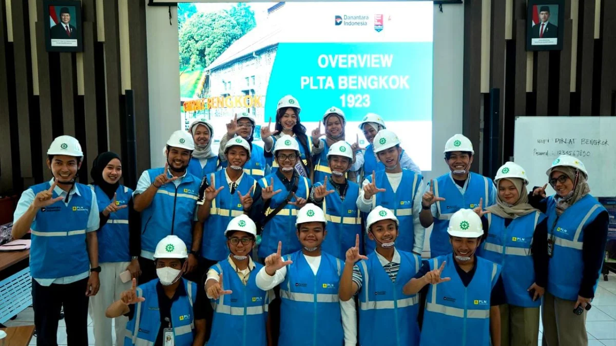 11 Pelajar Nusantara Belajar Energi Bersih di PLTA Bengkok Bandung