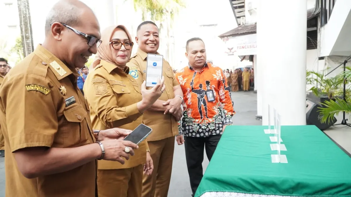 Ambon Launches QRIS to Pay Waste Levy, 810 Officers Receive Equipment