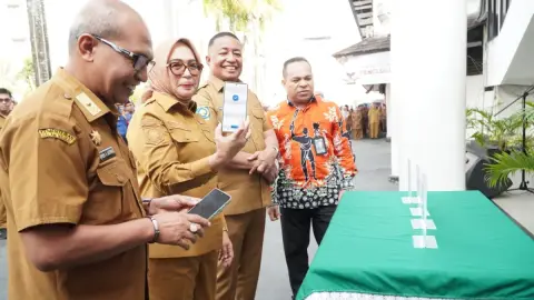 Ambon Launches QRIS to Pay Waste Levy, 810 Officers Receive Equipment