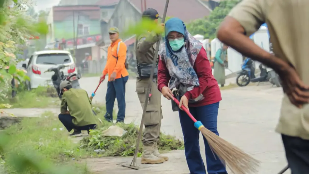 Dumai Bersihkan Lumpur dan Sampah di Drainase Jalan Belimbing untuk Antisipasi Banjir
