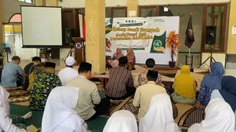OSIS SMA Sains Cahaya Al-Quran Pekalongan Ubah Sampah Jadi Sarana Belajar Wirausaha
