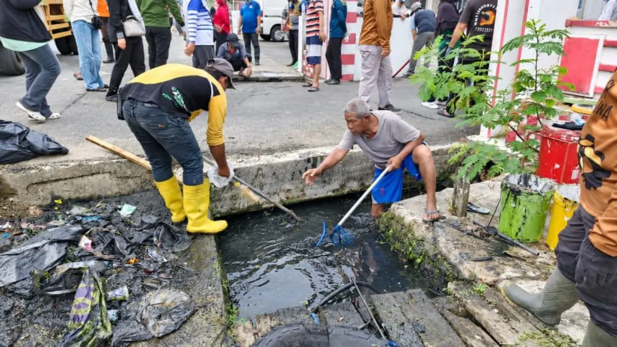 Sampah dan Gulma Hambat Saluran Air, Paser Bersihkan Drainase di Tiga Jalan