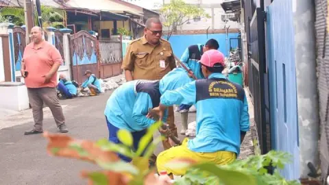 Antisipasi Genangan, Warga dan DPUPR Tangerang Bersihkan Saluran Air di Larangan Selatan