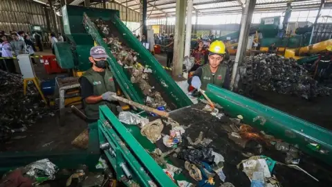 Anticipating the Rainy Season, Bandung City Government Requests that Drain Blocking Waste be Cleaned