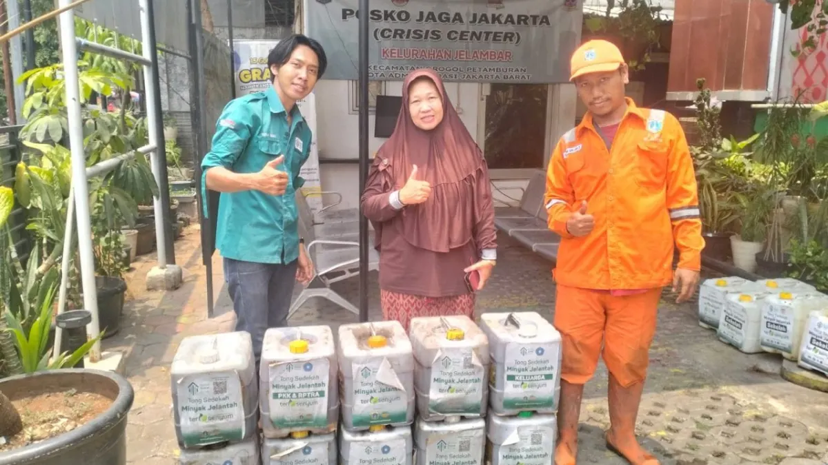 To Prevent Pollution, Jelambar Residents Collect 10 Barrels of Used Cooking Oil