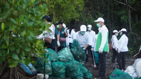 Sungai Watch and PKK Bali Clean Sidakarya Mangroves, Encourage Waste Reduction from Upstream