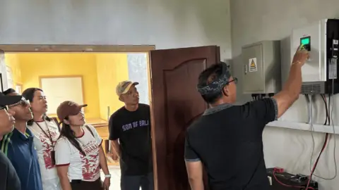 Pemkab Buleleng Tinjau PLTS Atap Banjarasem, Dorong Pemanfaatan Energi Surya
