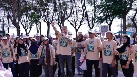 100 Surabaya Young People Hold Climate Action at Kenjeran Beach