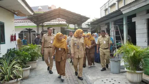 Before South Meruya TPS-3R operates, residents are asked to sort their waste from home