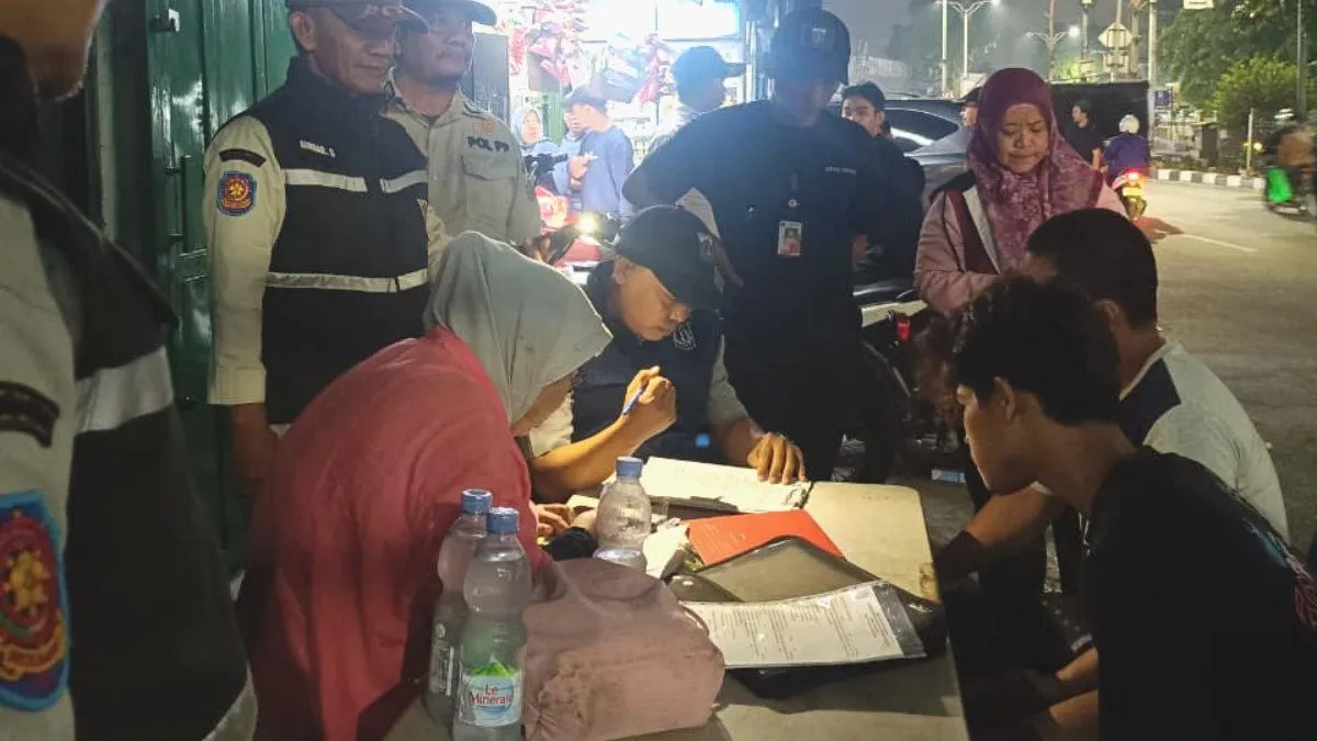 Throwing Trash on Jalan Raya Bogor, 25 People Fined a Total of IDR 1.4 Million