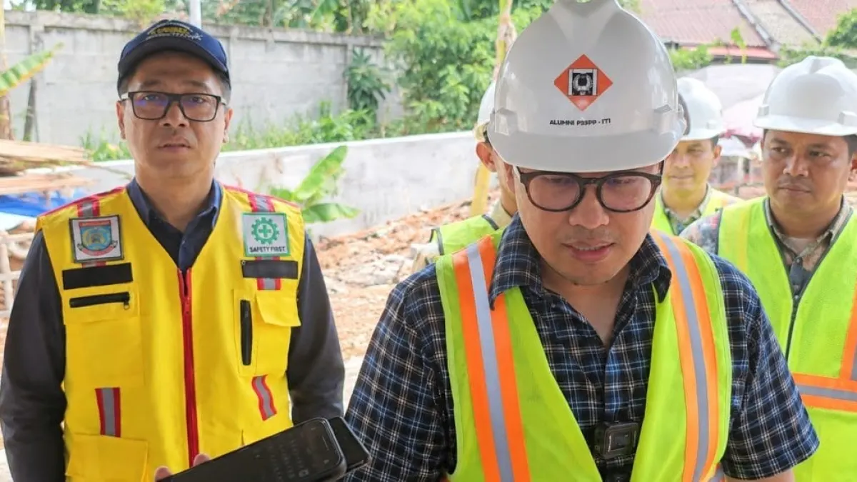 To prevent flooding in Tangsel, Pilar asks the sub-district head and village head to mobilize residents to clean the river