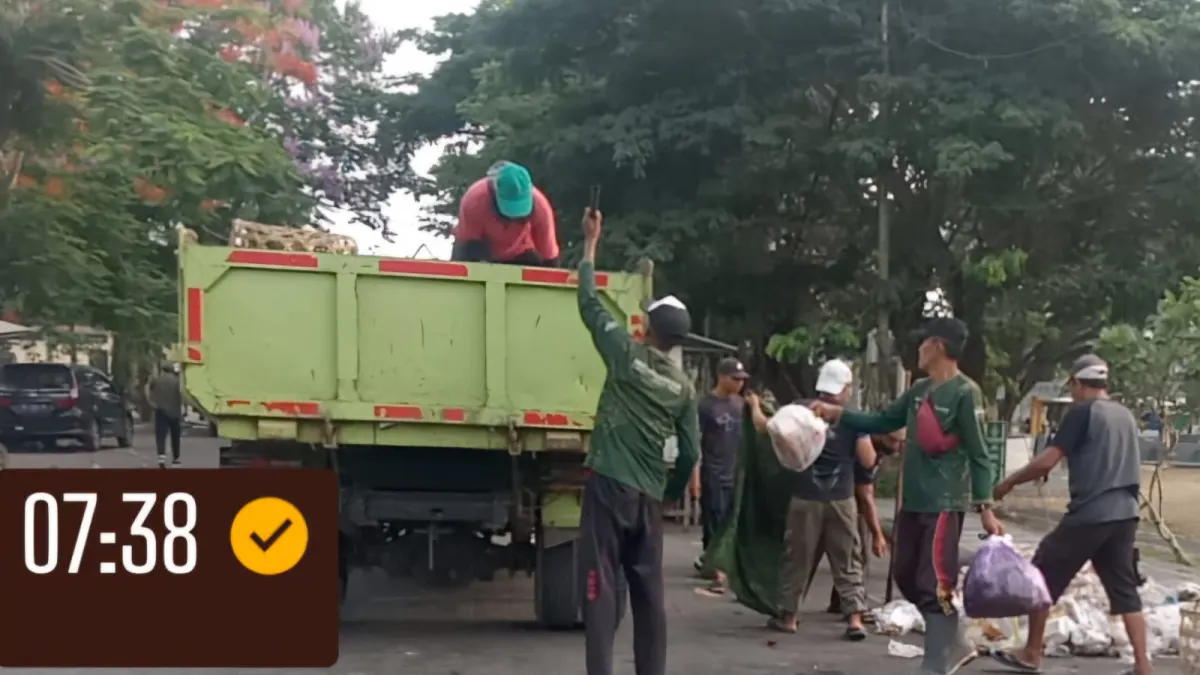 Trash is scattered after the Central Lombok CFD, visitors and traders are invited to reduce plastic