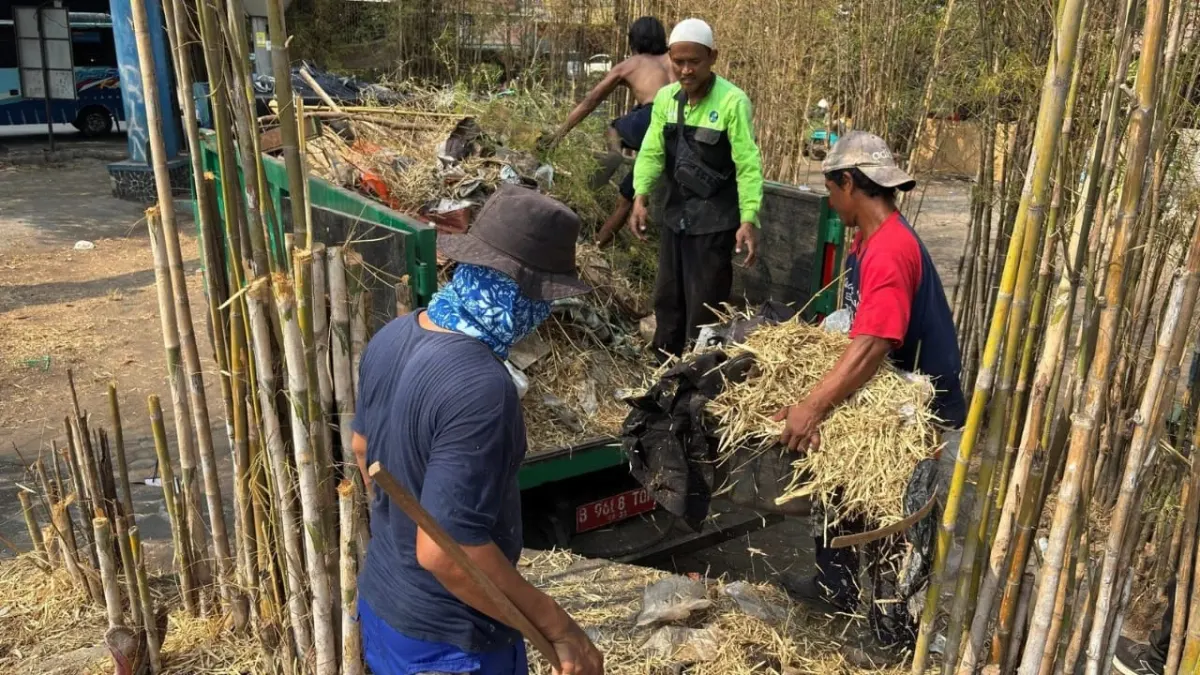 Preventing Garbage from Narrowing the Road, DLH Cirebon Arranges Krucuk TPS