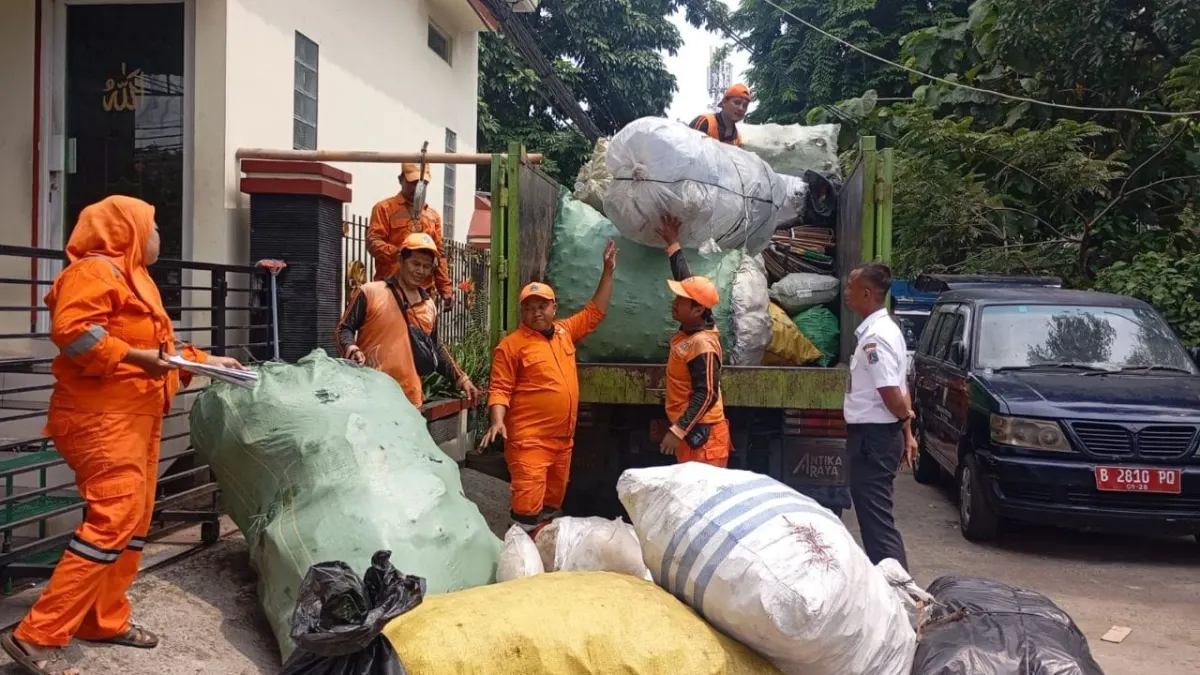 Jelambar PPSU Collects 774 Kilograms of Inorganic Waste, Distributes to Waste Bank