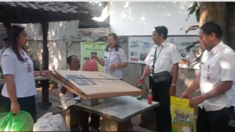 Pegawai Kecamatan Sawan Pilah Sampah, Kumpulkan 10,1 Kg Kardus