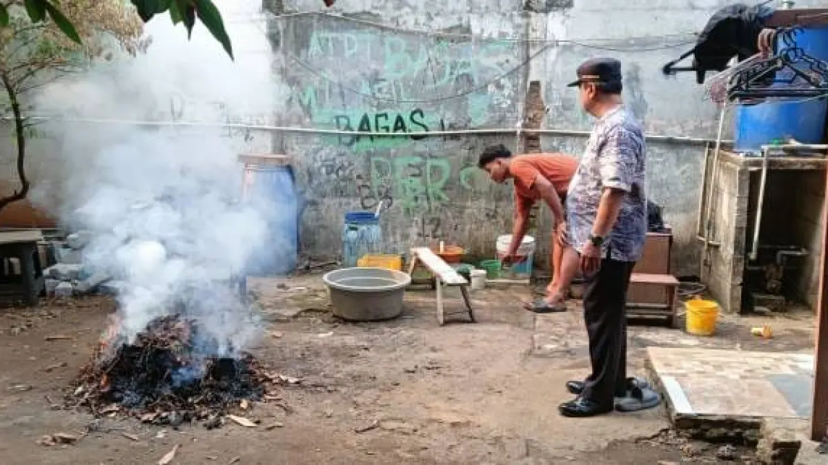 Warga Keluhkan Pembakaran Sampah di Ciledug, Petugas Padamkan Api