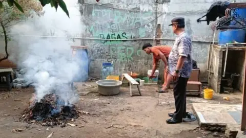 Warga Keluhkan Pembakaran Sampah di Ciledug, Petugas Padamkan Api