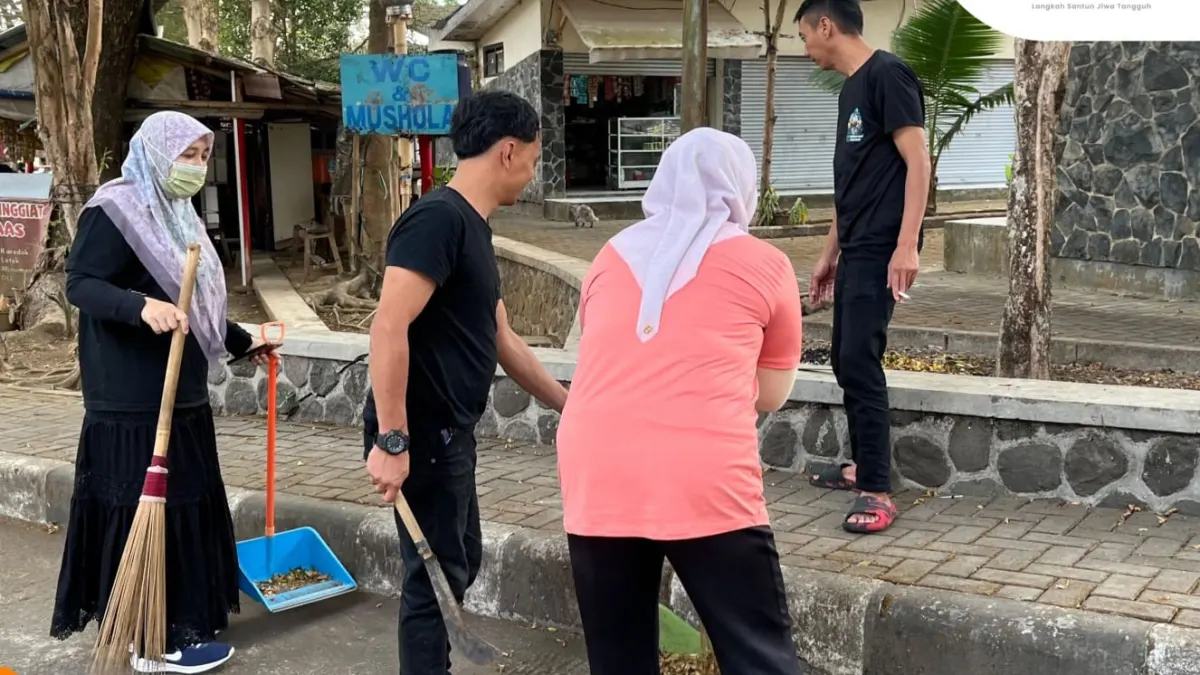 Friday Rehearsal Action in Situ Gede, DPMPTSP Tasikmalaya Participates in Maintaining Environmental Cleanliness