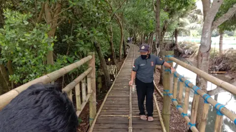 Mbah Warso, Menjaga Mangrove agar Pesisir Jangkaran Tetap Bernapas