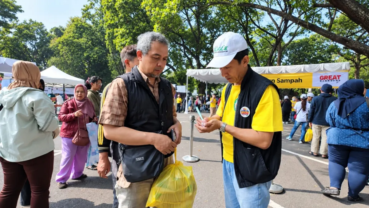 Bandung Residents Turn Waste Into Shopping and Healthcare Vouchers