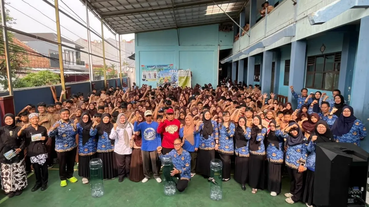 Siswa dan guru berfoto bersama dalam peluncuran Gerakan Anti Sampah Slansi (GASS) di SMP Negeri 9 Kota Sukabumi, Rabu (28/10/2026