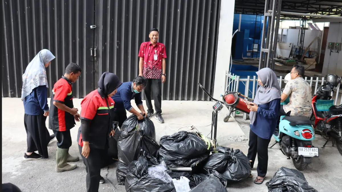 Tjokronegoro Purworejo Regional Hospital Holds Clean Action, Waste is Collected and Weighed